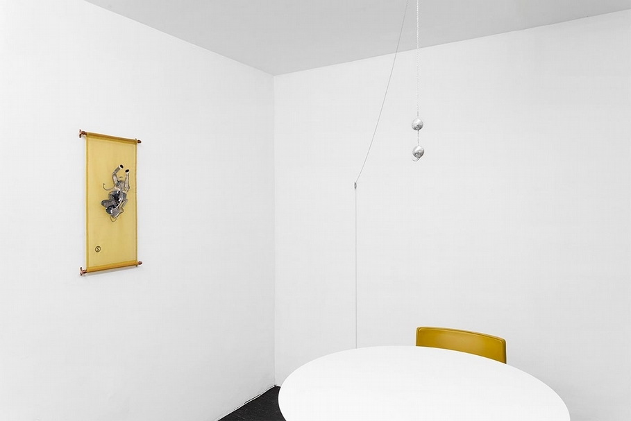右：冉．侯塞因．克拉克（Than Hussein Clark）2017年的作品《As You Like It an Elephant of the Seventh Republic》；左：Naoki Sutter-Shudo的作品。（藝術家與Bodega 畫廊提供）