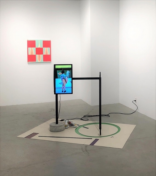 安娜K.E.（Anna K.E.）2016-2018年的裝置作品《海洋是什麼》（What Ocean Is）與丹尼爾．辛瑟爾（Daniel Sinsel）2017年的繪畫作品《無題》（Untitled）前後穿插。（攝影／張馥）
