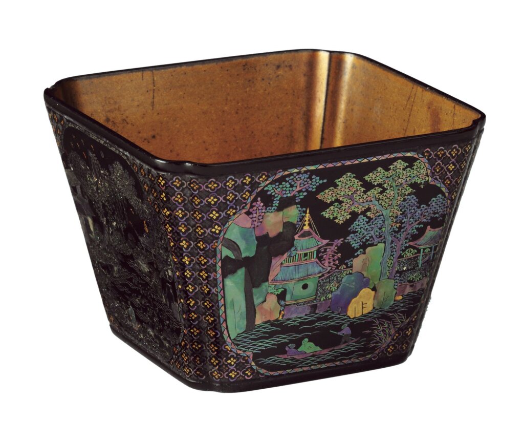清康熙〈「居業堂」款黑漆嵌螺鈿方杯〉，館藏編號FE.75-1974 ©Victoria and Albert Museum。