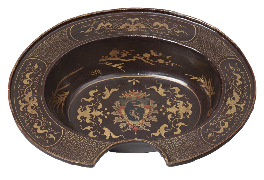 清中葉〈皮胎描金彩漆理髮盤〉，館藏編號FE.99-1982 ©Victoria and Albert Museum。