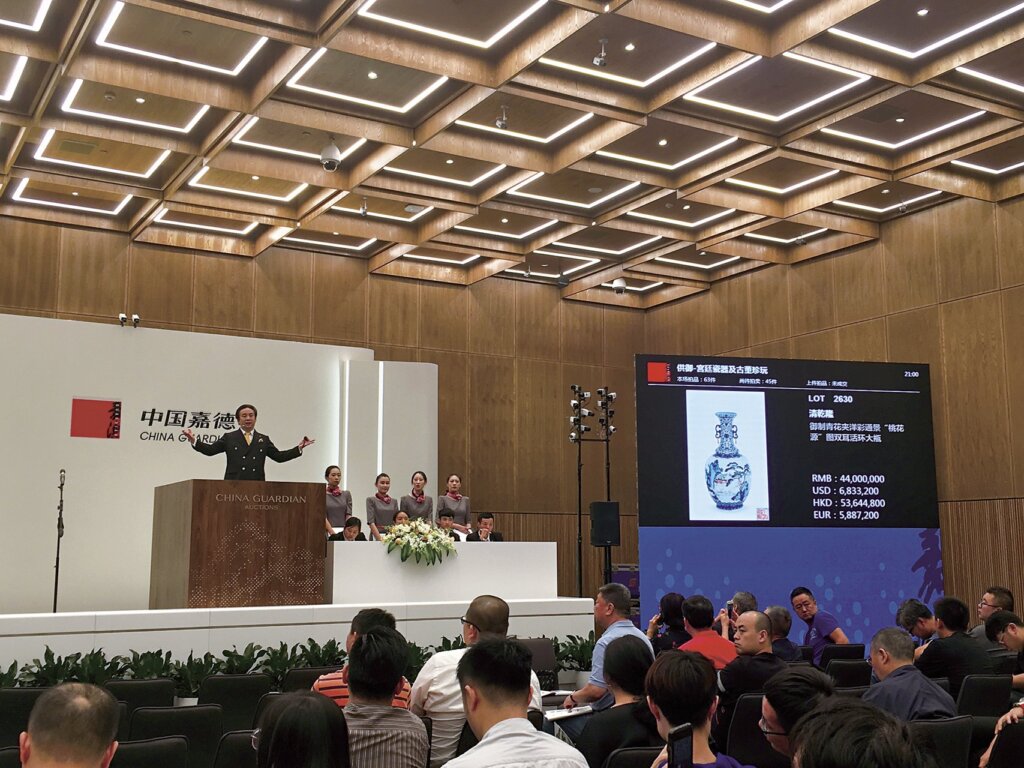 中國嘉德：清乾隆〈御製青花夾洋彩通景雙耳活環大瓶〉起拍價人民幣2800萬元，現場反應熱烈。攝影／張筠。