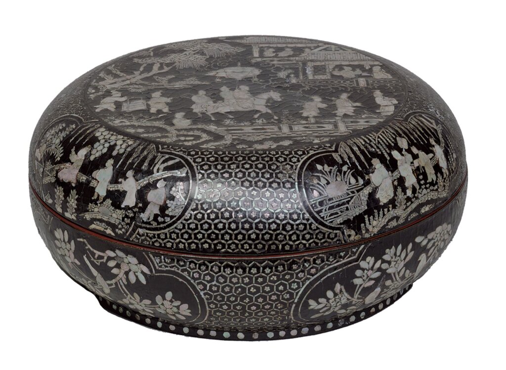 明嘉靖〈丁酉年黑漆嵌螺鈿圓盒〉，館藏編號FE.20-1982 ©Victoria and Albert Museum。