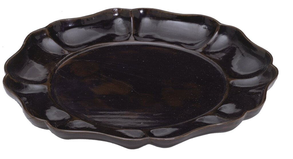 南宋至明初〈花瓣型褐漆盤〉，館藏編號FE.8:1, 2-1974 ©Victoria and Albert Museum。