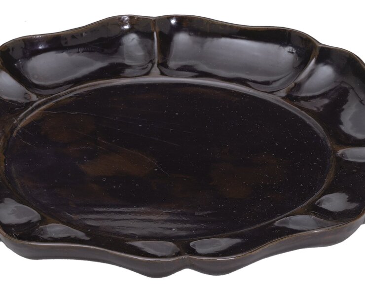 南宋至明初〈花瓣型褐漆盤〉，館藏編號FE.8:1, 2-1974 ©Victoria and Albert Museum。