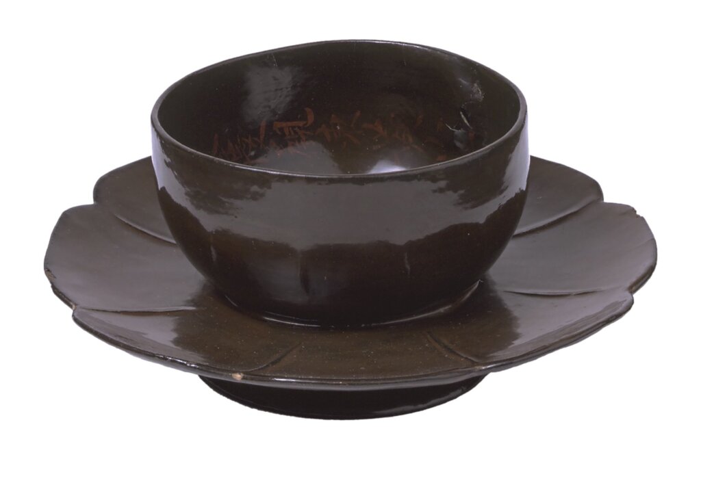 北宋〈「甲戌潭州」銘褐漆盞托〉，館藏編號W.3-1938 ©Victoria and Albert Museum。