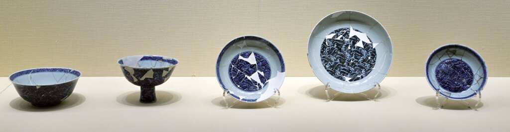 青花碗、盤、高足碗等。