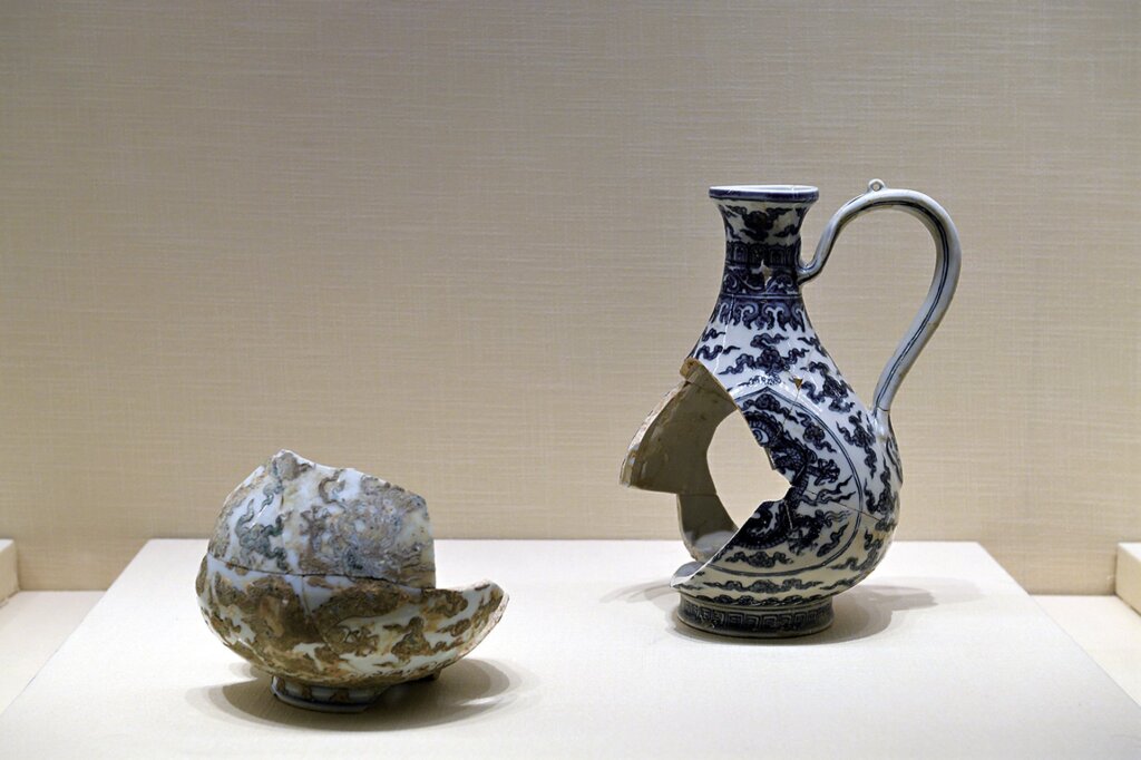 〈綠彩玉壺春瓶〉及〈青花執壺〉（右）。
