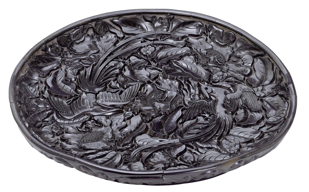 元〈剔黑花卉鳥紋圓盤〉，館藏編號FE.20:1, 2-1974 ©Victoria and Albert Museum。