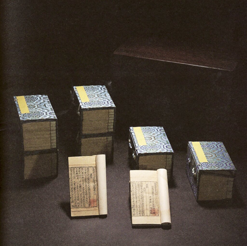 中國嘉德：宋刻孤本珍品《石壁精舍音注唐書詳節》，9.4×6.5公分，以人民幣1.104億元成交，創古籍善本全球拍賣紀錄。