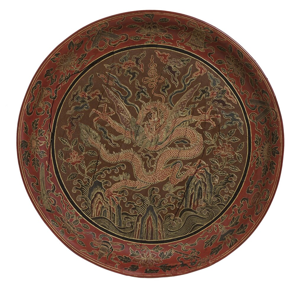 明嘉靖〈戧金填漆應龍紋盤〉，館藏編號FE.87-1974 ©Victoria and Albert Museum。