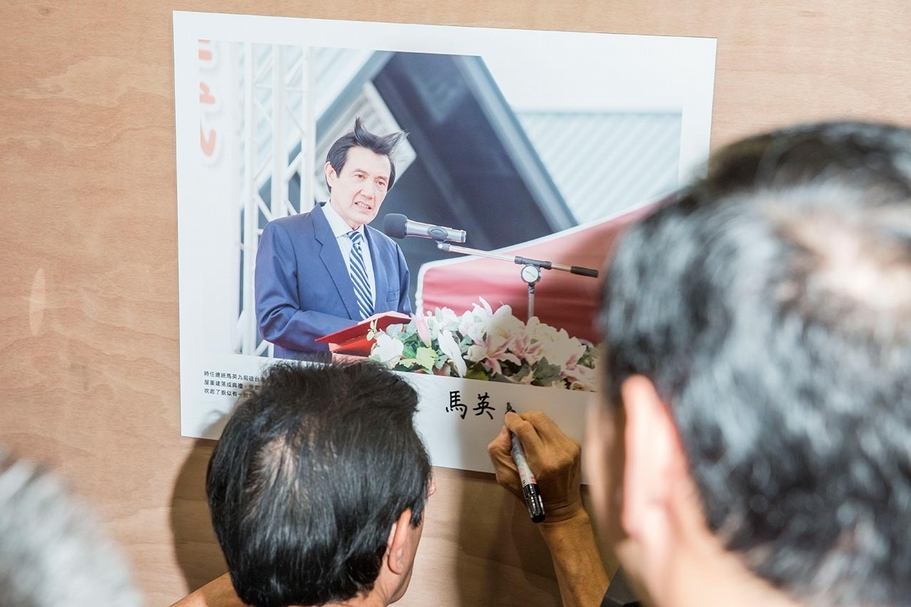 「第一屆失敗新聞攝影大賞」展覽開幕時眾星雲集，多位政治人物到場為自己的失敗照留下簽名。（失敗新聞攝影大賞提供）