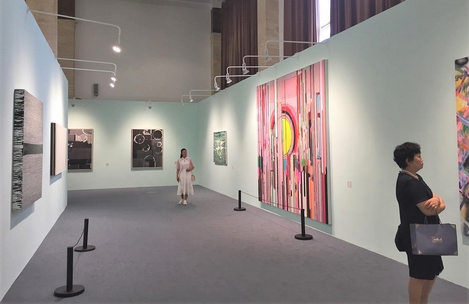 「北京當代．藝術展」分為五大單元，圖為一號館呈現的「未來」單元現場一景。（攝影／萬永婷）