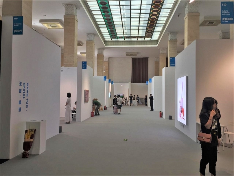 「北京當代．藝術展」分為五大單元，圖為一號館呈現的「未來」單元現場一景。（攝影／萬永婷）