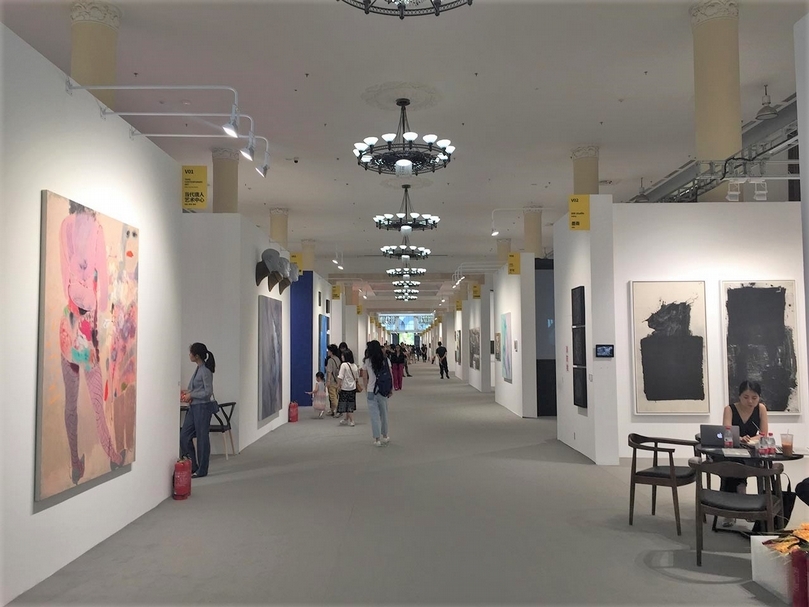 「北京當代．藝術展」分為五大單元，圖為三號館呈現的「價值」單元現場一景。（攝影／萬永婷）