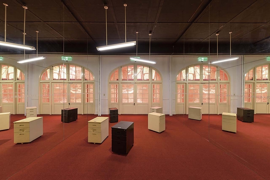 台北當代藝術館「穿越–正義：科技＠潛殖」展於入口形象區的書寫公廠作品《南榕的二三事》。