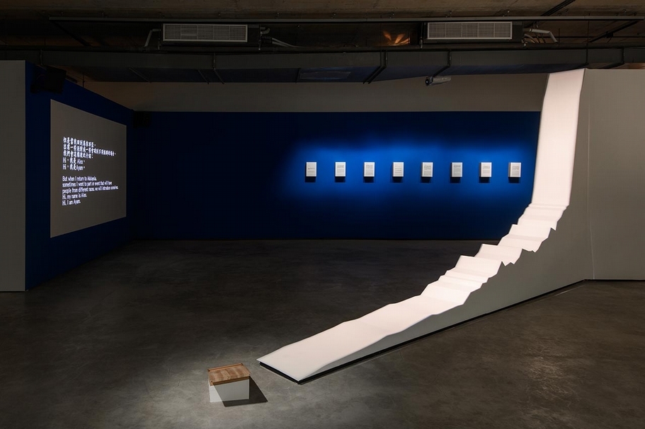 「歷史變體」展覽現場，左為區秀詒《棉佳蘭一日無光（第一章）》；右為饒加恩《The Voyage——礁岩》。（ 攝影／王世邦，TKG+ Projects提供）