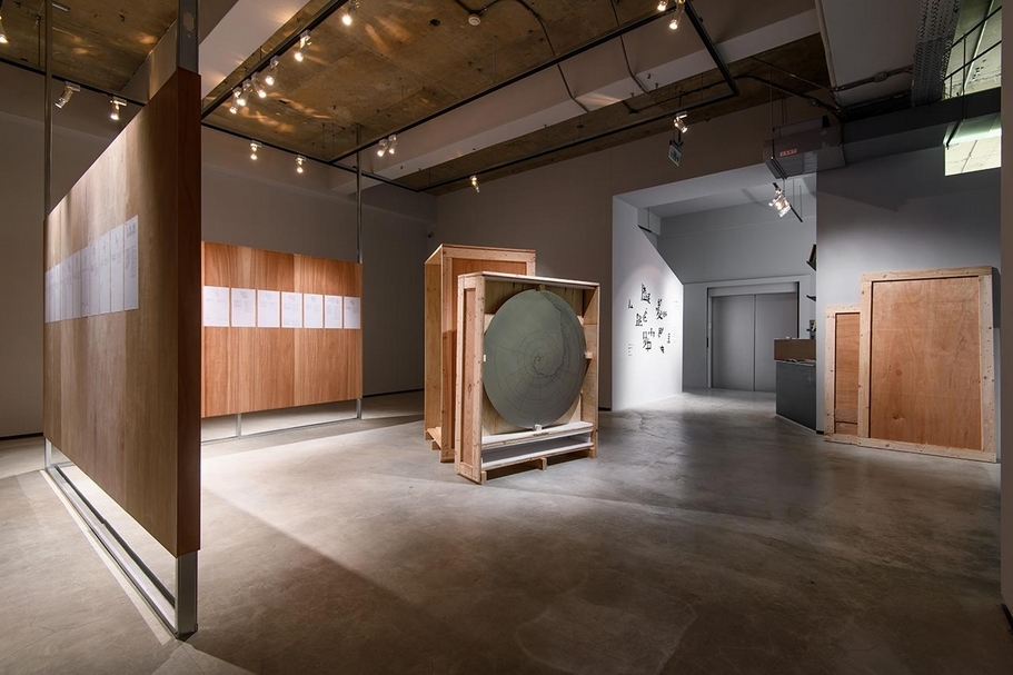 鄧兆旻《一個紀念碑，紀念釐清的（不）可能性》於「歷史變體」展覽現場。（ 攝影／王世邦，TKG+ Projects提供）