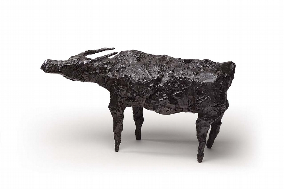 熊秉明｜直立牛 銅雕 版數：2/8 26×44×21cm 1965 預估價：50萬至60萬港元 圖｜中國嘉德香港