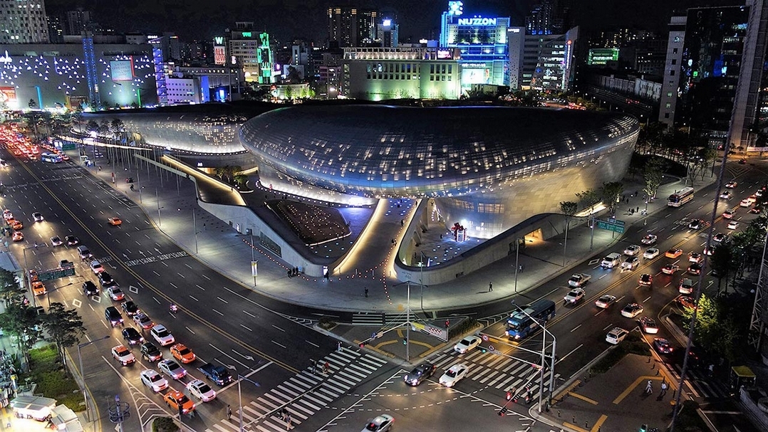 由札哈．哈蒂（Zaha Hadid）設計的南韓首爾東大門設計廣場。（© Ken Eckert）