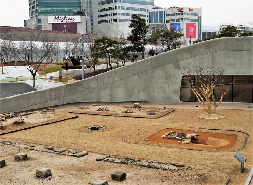 南韓首爾東大門設計廣場除了新穎的建築場館外，也有現地保存的首爾城廓、二間水門，陳列各文化層紋理等考古遺址。（黃心蓉提供）