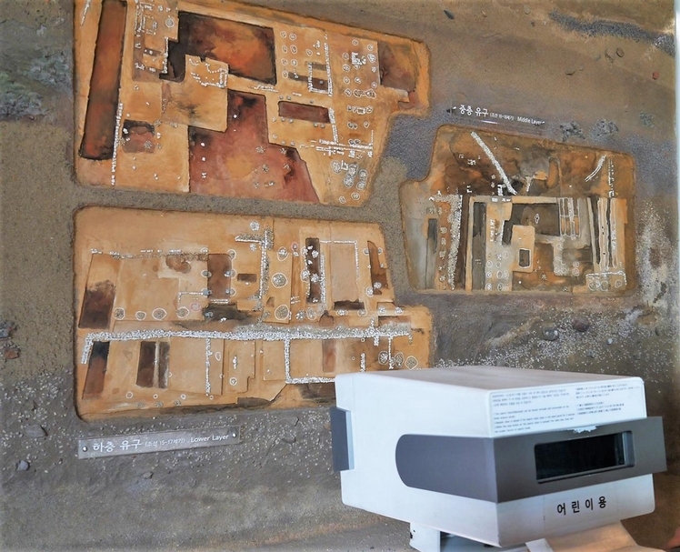 南韓首爾東大門設計廣場除了新穎的建築場館外，也有現地保存的首爾城廓、二間水門，陳列各文化層紋理等考古遺址。（黃心蓉提供）