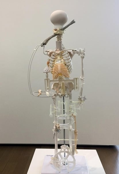 金氏徹平《飛濺與薄片（人骨架／2017）#1》，塑膠、鋼、木製物件、人骨架模型，92x32x30cm，2017。（誠品畫廊提供）