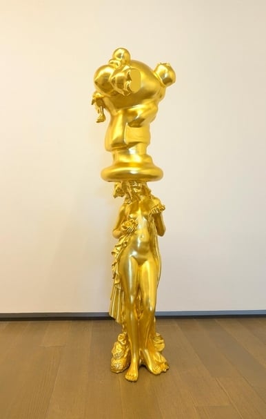 金氏徹平《醇金 #3》，金箔、樹脂、塑膠人偶／青銅，162x62x34cm，2018。（誠品畫廊提供）