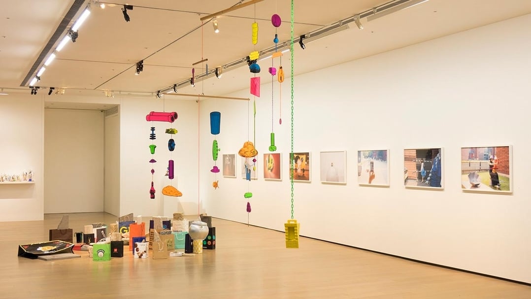 金氏徹平「浪漫的羈絆」展覽現場，地面放置作品為《購物》（2017）、懸掛作品為《遊戲、舞與結構（移動）#5》（2018），牆面展示「如何不完全消失」攝影系列（2017）。（誠品畫廊提供）