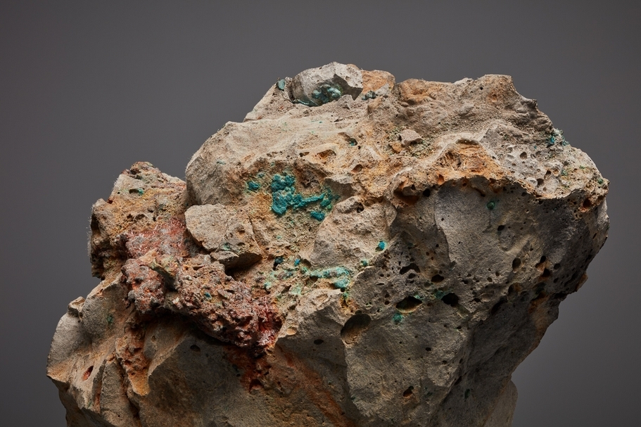 朱利安．夏利耶（Julian Charrière），《變質岩 XLIV》（Metamorphism XLIV），2016。（©藝術家與德國波昂 VG Bild-Kunst協會，傑森．維奇攝於紐約；影像由紐約尚凱利畫廊提供）