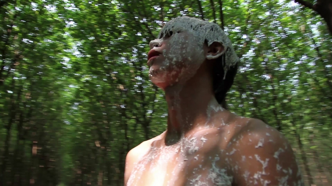 柯艾桑南（KHVAY Samnang），《橡膠人》（Rubber Man），三頻道彩色錄像裝置、有聲、4分鐘循環播放，2014-2015，Jeu de Paume、CAPA、FNAGP共同製作。（藝術家提供）
