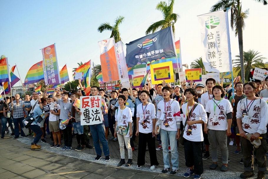 「能盛興工廠」自2015年起便多次自籌經費與人力資源，組織和策劃包括：台南廢核遊行與「彩虹台南遊行」等社運活動在台南市區舉行，圖片攝於2016年「彩虹台南遊行」。（立方計劃空間提供）