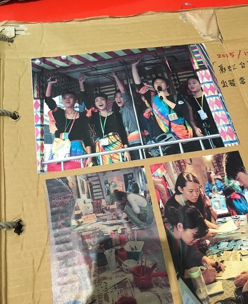 能盛興工廠的相簿展出於「最小共存單位」展覽現場。（攝影／劉星佑）
