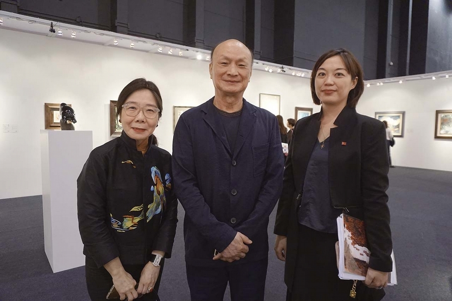 主掌中國嘉德（香港）二十世紀暨當代藝術部，沛岑深受藏家信任。她與清翫雅集理事長林木和（中）、中華文物學會副理事長陳筱君（左）合影。（攝影／林亞偉）
