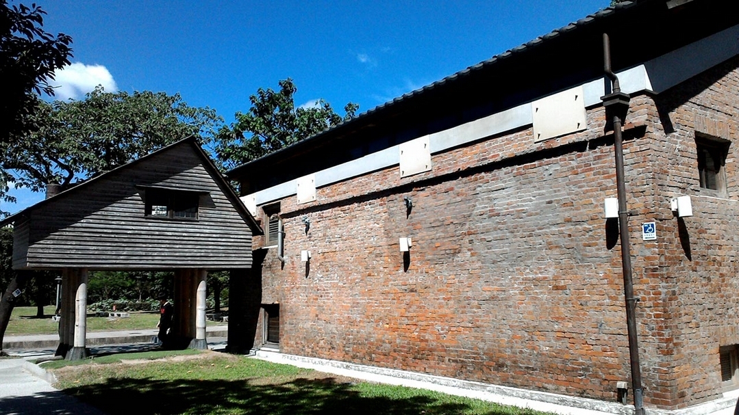 華山1914文化創意產業園區（又名華山藝文特區、華山文化園區），前身為「台北酒廠」。（©Wikipedia)