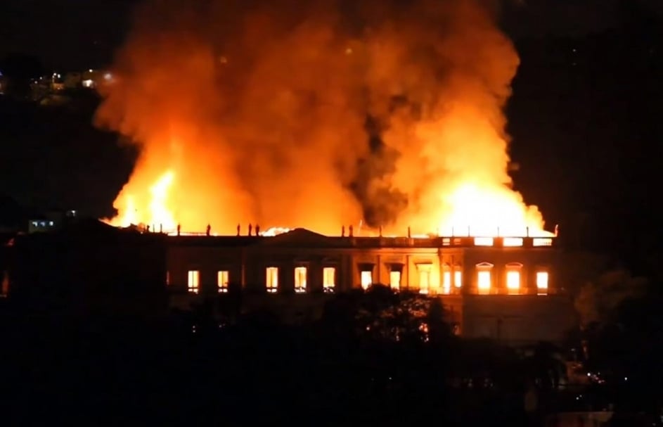 9月2日晚間，位於里約熱內盧的巴西國家博物館（National Museum of Brazil）在週日閉館後發生大火。（擷取自BBC News，https://youtu.be/jp0AFEZQ-nA）