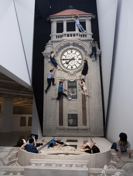 萊安德羅．埃利希作品（Leandro Erlich）的作品《建築——上海鐘樓（懸浮時間）》。（昊美術館提供）