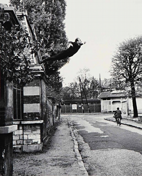 克萊因 （Yves Klein）的《跳入空無》（Leap into the Void, 1960）。（鄭美玲提供）