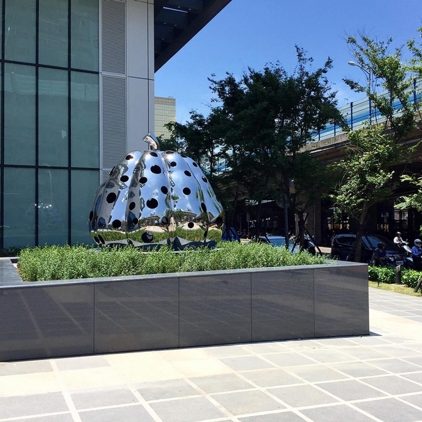 草間彌生（Yayoi Kusama）以不鏽鋼創作的《南瓜》。（三創數位生活園區提供）