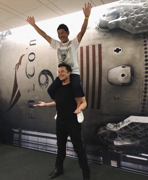 伊隆．馬斯克（Elon Musk）與前澤友作（Yusaku Maezawa），成為一齊並肩作戰的夥伴，共同參與2023年的Space X繞月首航計畫。（圖片截自前澤友作Instagram）