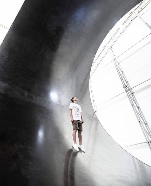前澤友作（Yusaku Maezawa）在洛杉磯的Space X總部。他將成為首位私人太空旅人。（圖片截自前澤友作Instagram）