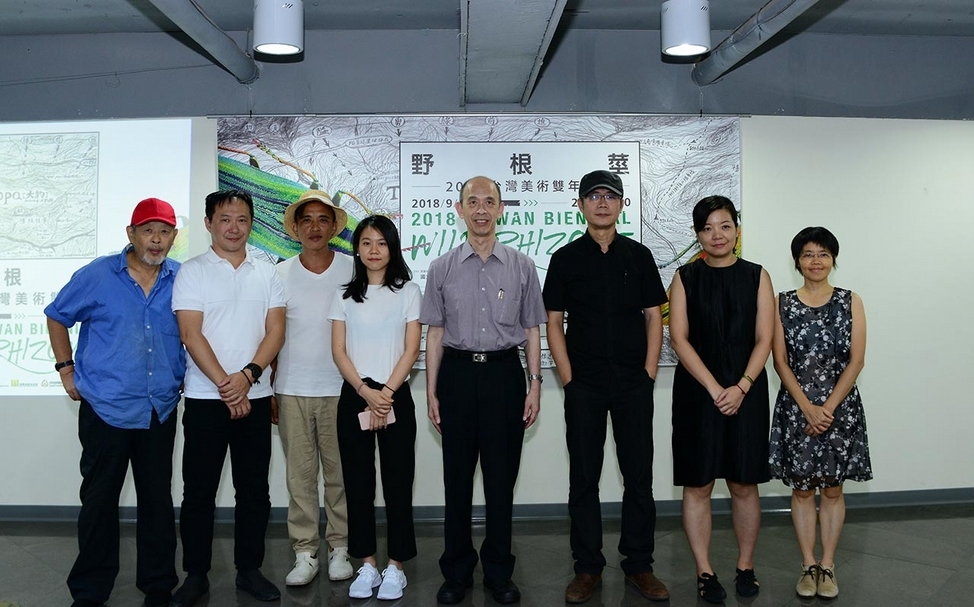 「野根莖–2018台灣美術雙年展」展前記者會。左起：藝術家王墨林、姚立群、見維巴里、蘇予昕、國立台灣美術館代理館長陳昭榮、策展人龔卓軍、周郁齡與王品驊。