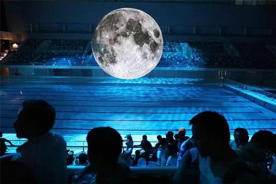 盧克．傑拉姆（Luke Jerram）《月之博物館》（Museum of the moon），複合聲光裝置，直徑10m。（台北國際藝術博覽會提供提供）