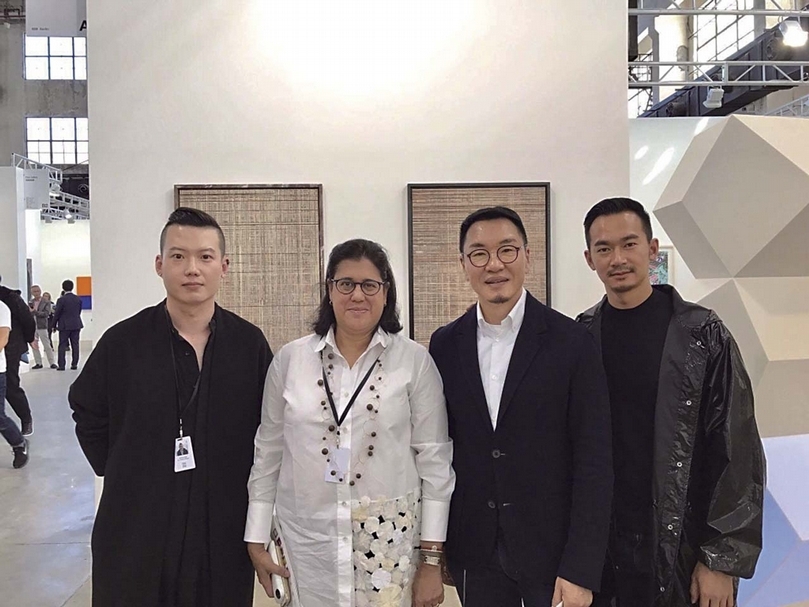 2017年，於上海西岸藝術與設計博覽會與驕陽基金會創辦人孫啟越、拓展主任張景翔以及Esther Schipper畫廊銷售總監Tara K. Reddi合影。（蕭牧齊提供）
