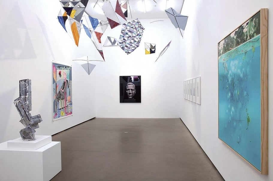 「offen Vol.2」展覽開幕現場，韶宜在介紹藝術家范揚宗作品。（侯韶宜提供）