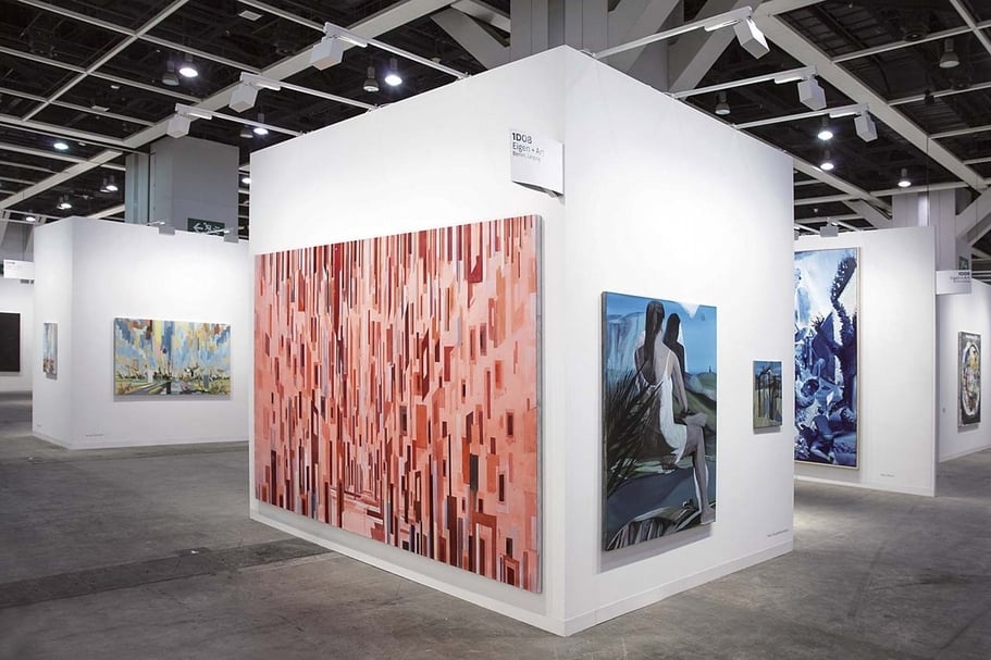 Galerie EIGEN+ART Leipzig/Berlin參加今年香港巴塞爾博現場覽會照，左：藝術家施耐爾（David Schnell）作品、右：藝術家帝格朗尚（Marc Desgrandchamps）作品。（侯韶宜提供）