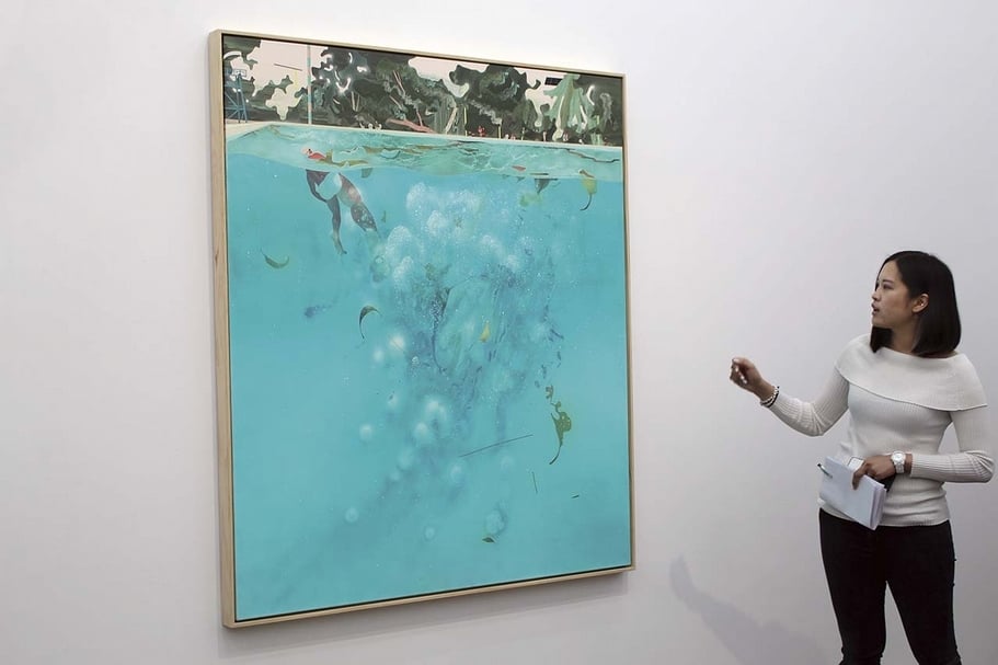 「offen Vol.2」展覽開幕現場，韶宜在介紹藝術家范揚宗作品。（侯韶宜提供）