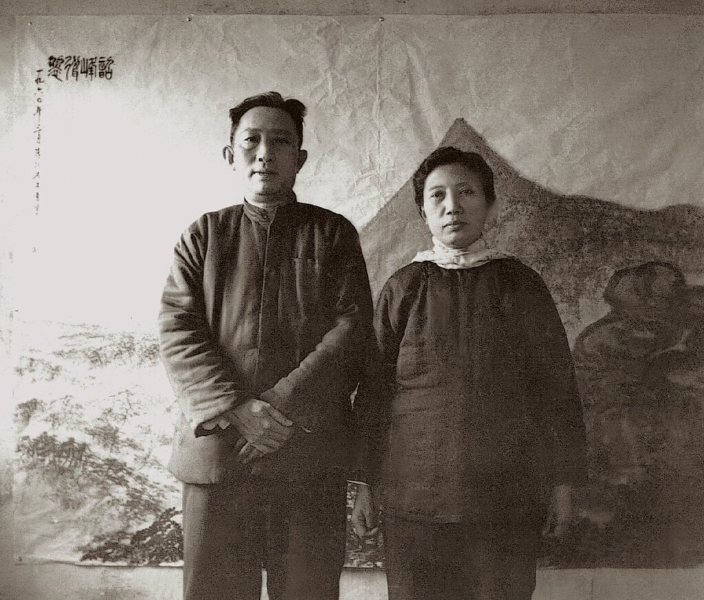 1960年3月，傅抱石夫婦合影於剛完成的〈韶峰聳翠〉前。