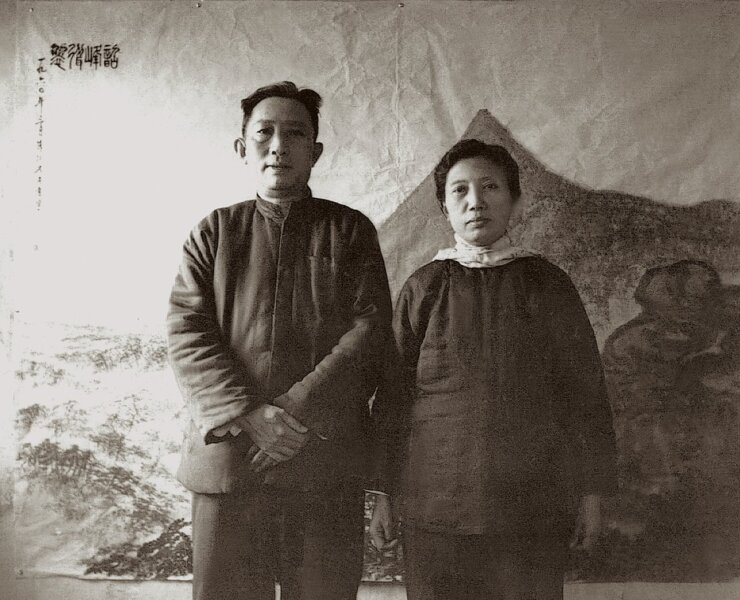 1960年3月，傅抱石夫婦合影於剛完成的〈韶峰聳翠〉前。