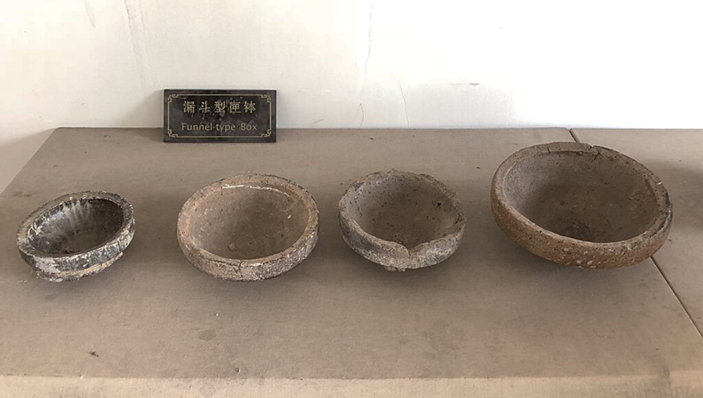 漏斗形匣缽。
