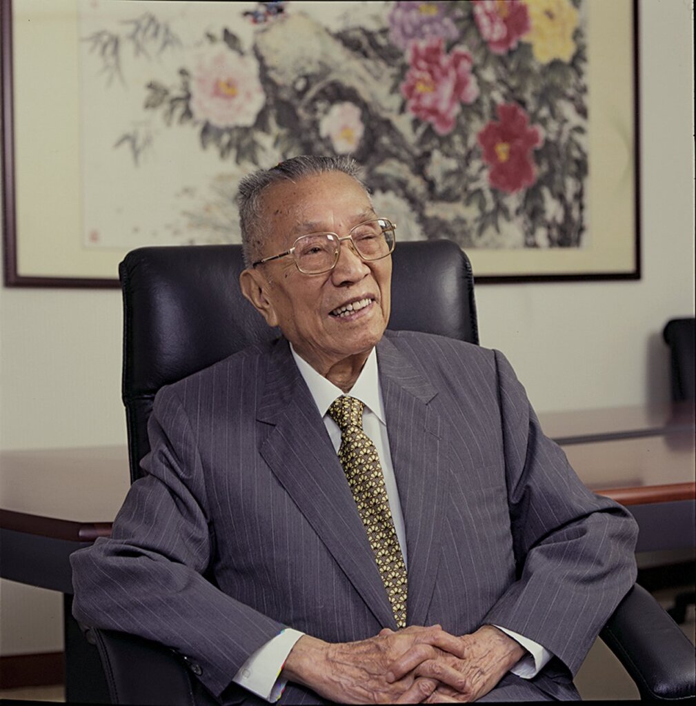 至樂樓主人何耀光，2002年攝於福利建築公司。